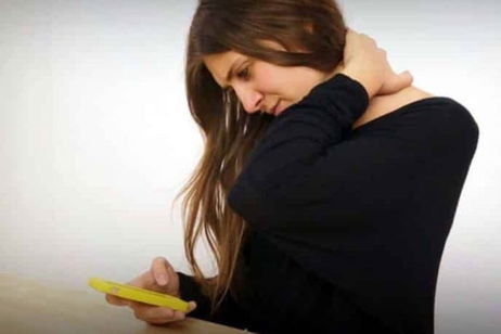 Cómo deberías usar el móvil para evitar el síndrome del cuello roto Cómo deberías usar el móvil para evitar el síndrome del cuello roto