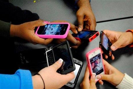 Los jóvenes prefieren dejar de comer antes que quitarse el móvil, según un estudio