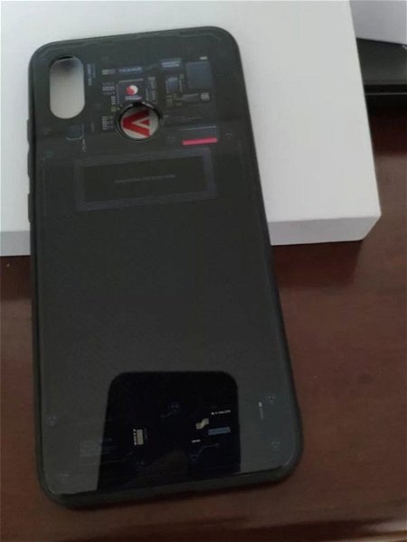 Transformar tu Xiaomi Mi 8 en la variante con trasera transparente solo cuesta 4 euros