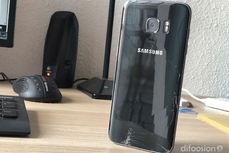 Lo absurdo de comprar un teléfono con un 'diseño premium' en cristal Lo absurdo de comprar un teléfono con un 'diseño premium' en cristal