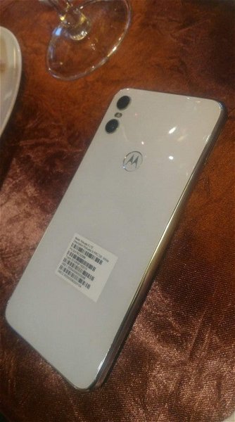 El Motorola Moto One aparece en imágenes reales, y es de lo más bonito de la gama media