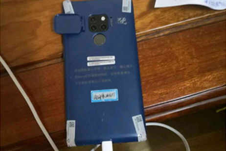 El Huawei Mate 20 posa para la cámara en una imagen real y confirma su curioso diseño El Huawei Mate 20 posa para la cámara en una imagen real y confirma su curioso diseño