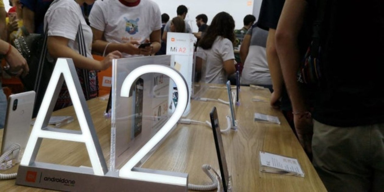 Colas, globos y regalos: así es la inauguración de una tienda Xiaomi
