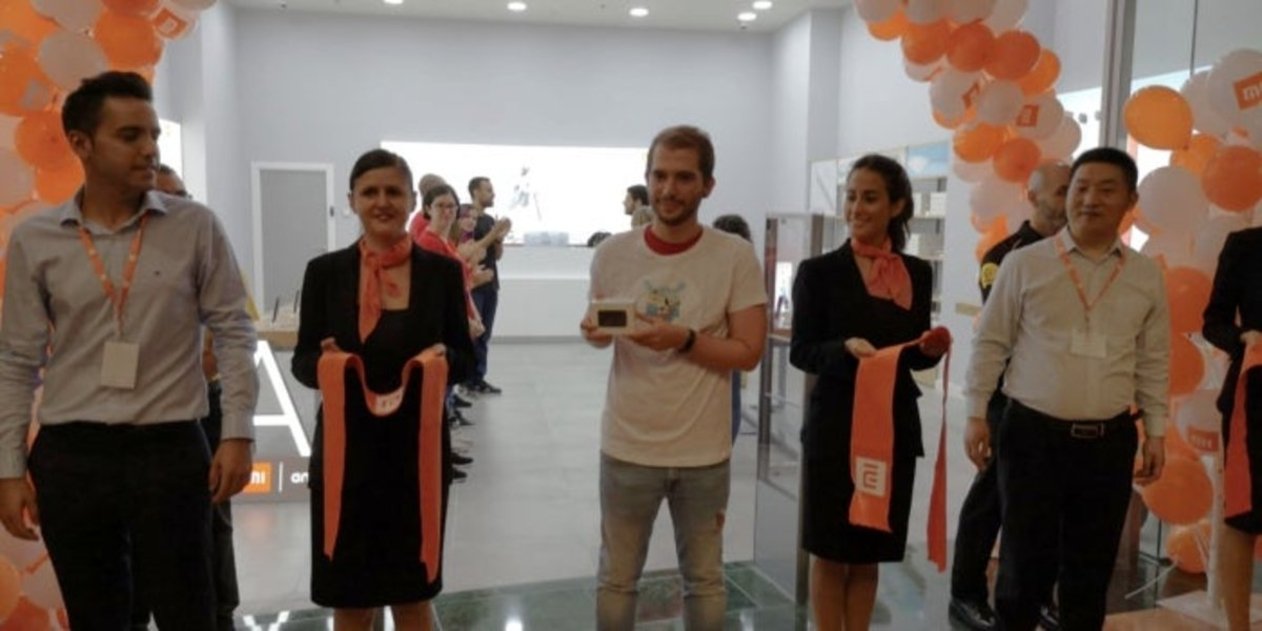 Colas, globos y regalos: así es la inauguración de una tienda Xiaomi