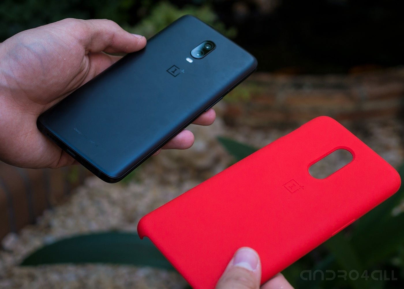 OnePlus 6T con funda de silicona roja