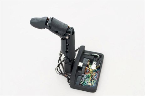 MobiLimb: el perturbador dedo robótico que se conecta a tu móvil para que no te sientas solo