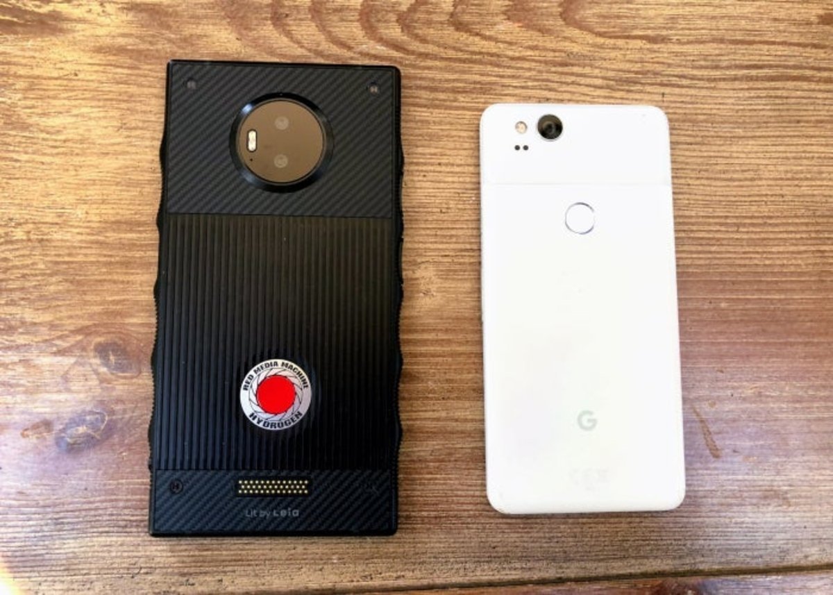 Este es el primer unboxing del RED Hydrogen One, el smartphone con pantalla holográfica