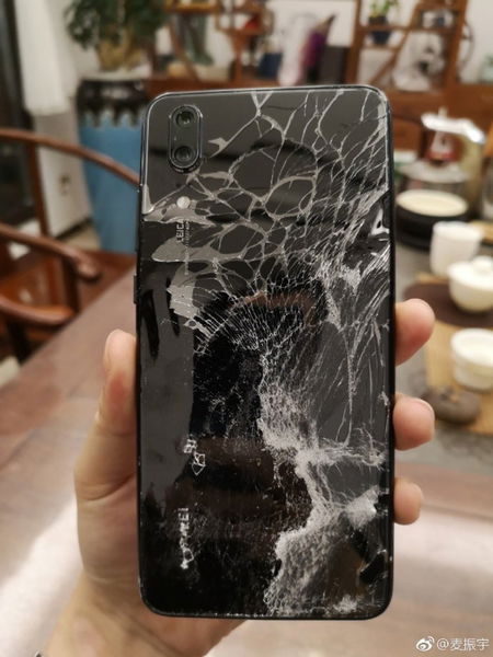 Ni un apocalipsis zombi podría con este Huawei P20 Pro: ha sobrevivido a 50 metros de caída libre