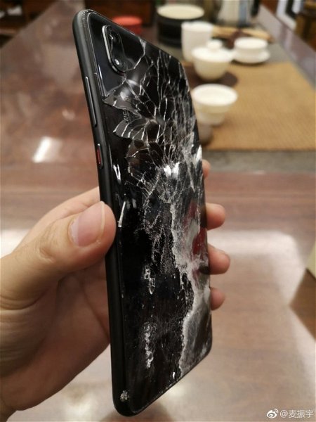 Ni un apocalipsis zombi podría con este Huawei P20 Pro: ha sobrevivido a 50 metros de caída libre