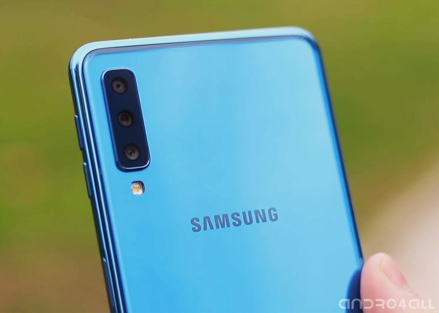 El teléfono plegable de Samsung tendría una triple cámara trasera