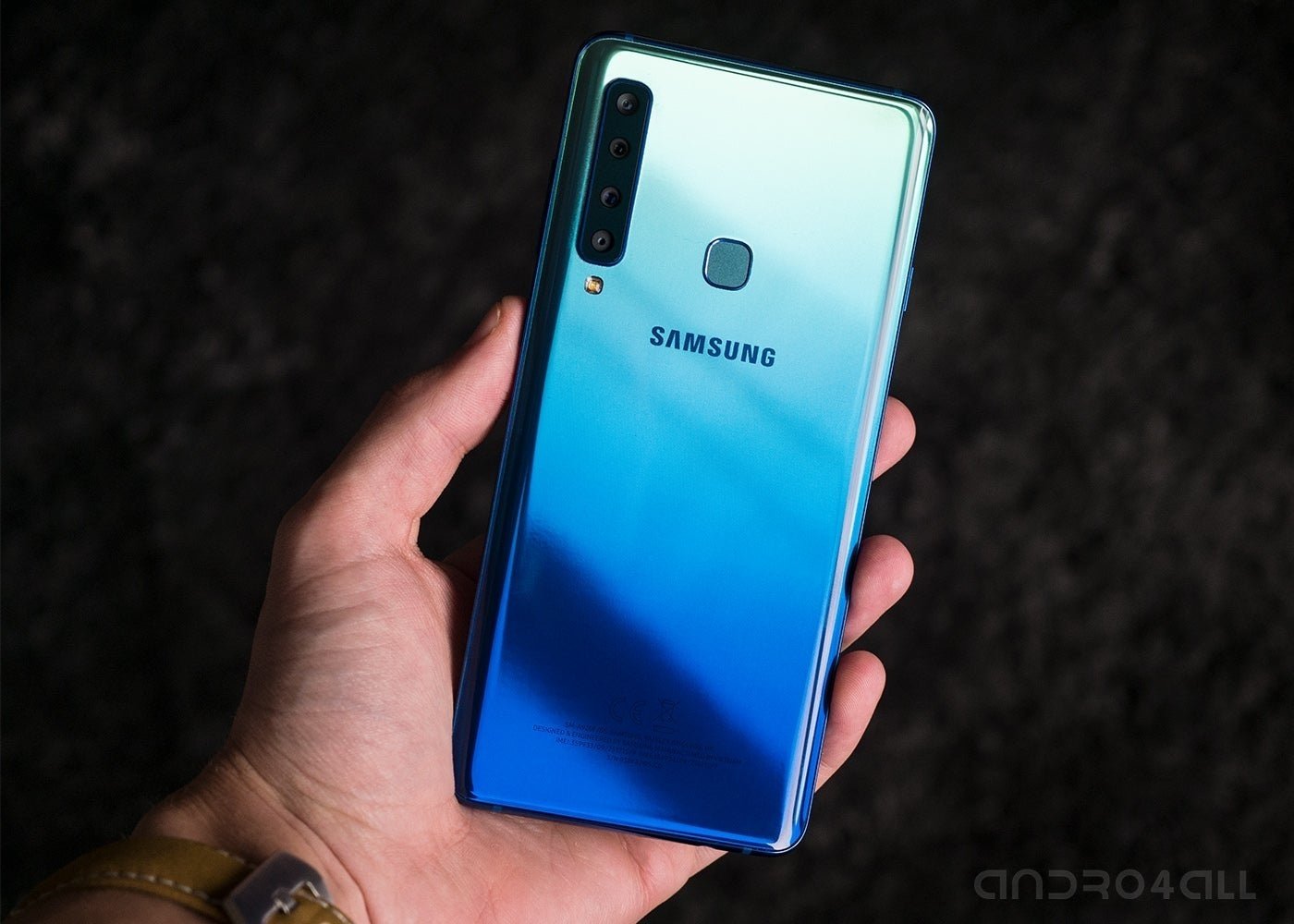 Samsung Galaxy A9, parte trasera en color Lemonade Blue