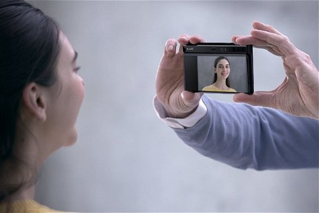 Ventajas de tener un móvil plegable: el modo espejo del Huawei Mate X