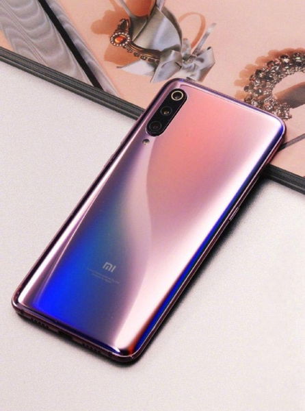 Xiaomi se apunta a los degradados, y el Mi 9 llegará también vestido con este espectacular traje rosa