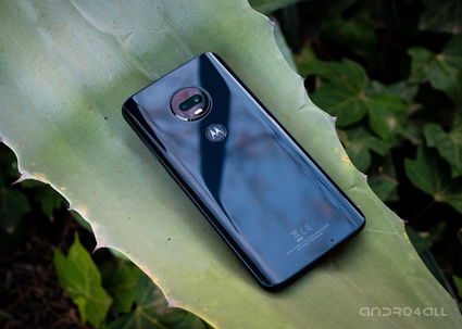 Motorola Moto G7 Plus, parte trasera en color azul brillante