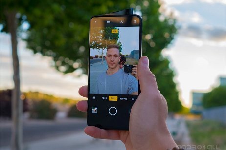 Por qué las cámaras delanteras de algunos móviles invierten tus selfies