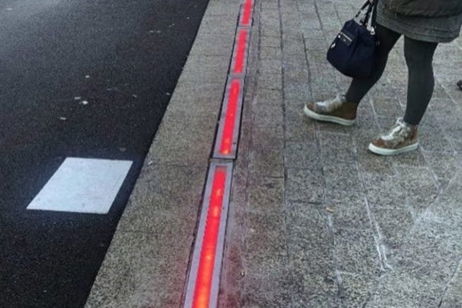 Crean semáforos de suelo para evitar los atropellos de peatones adictos al móvil Crean semáforos de suelo para evitar los atropellos de peatones adictos al móvil
