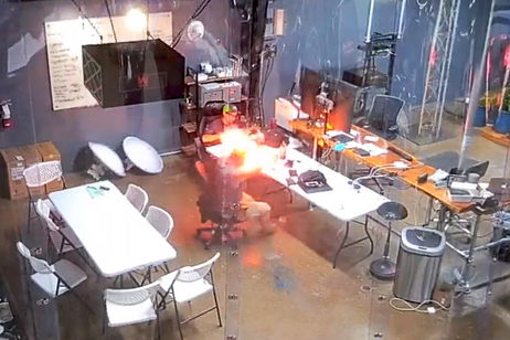 Captan en vídeo el momento exacto en el que explota un móvil en plena reparación Captan en vídeo el momento exacto en el que explota un móvil en plena reparación