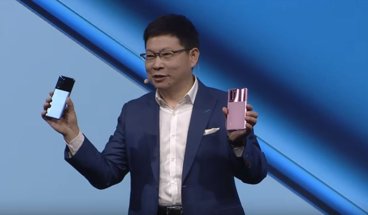 El CEO de Huawei sujeta los nuevos colores del Huawei P30 Pro