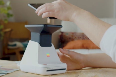 Polaroid acaba de lanzar una impresora de fotos que literalmente escanea la pantalla de tu móvil Polaroid acaba de lanzar una impresora de fotos que literalmente escanea la pantalla de tu móvil