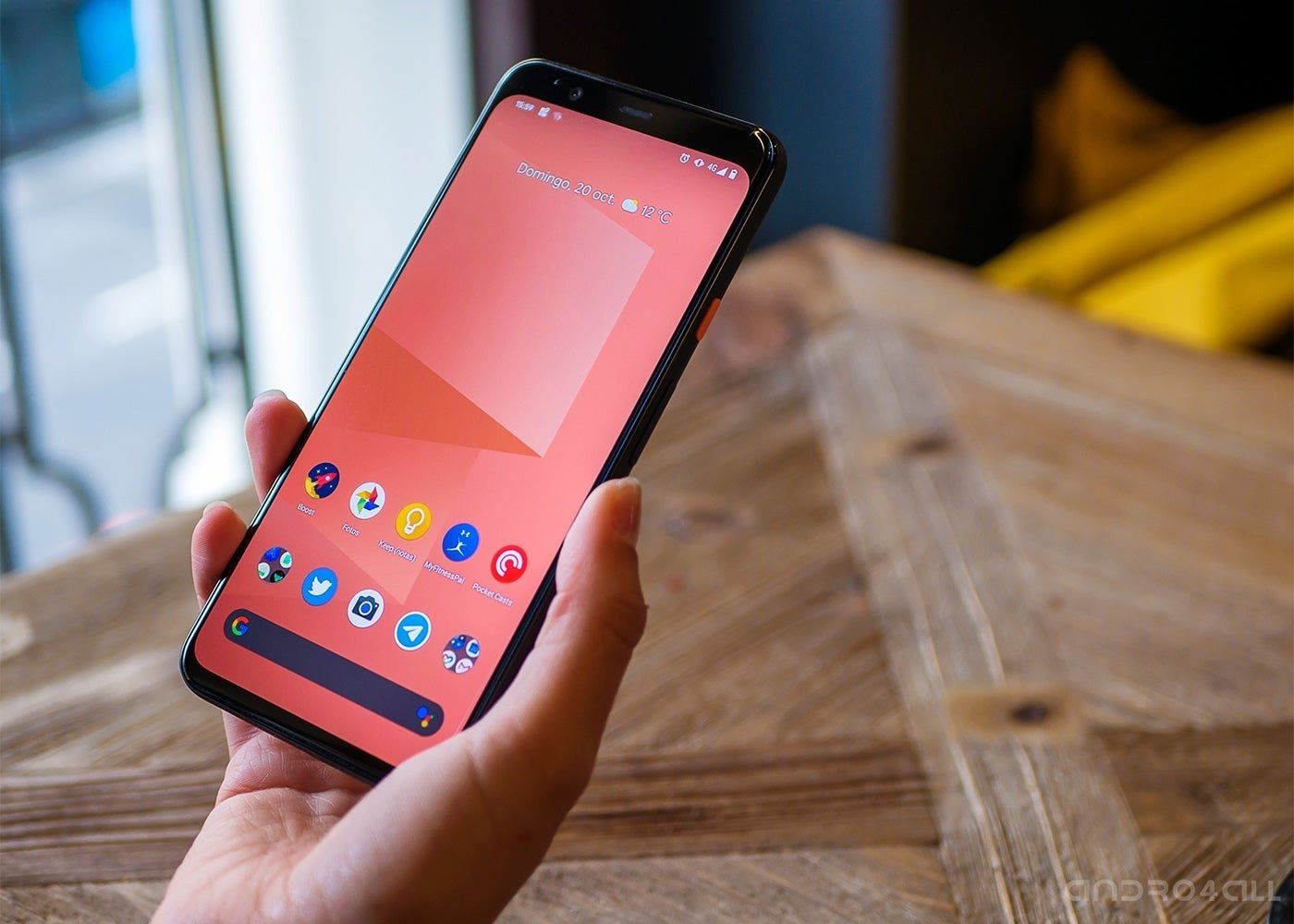 Google Pixel 4 XL en la mano