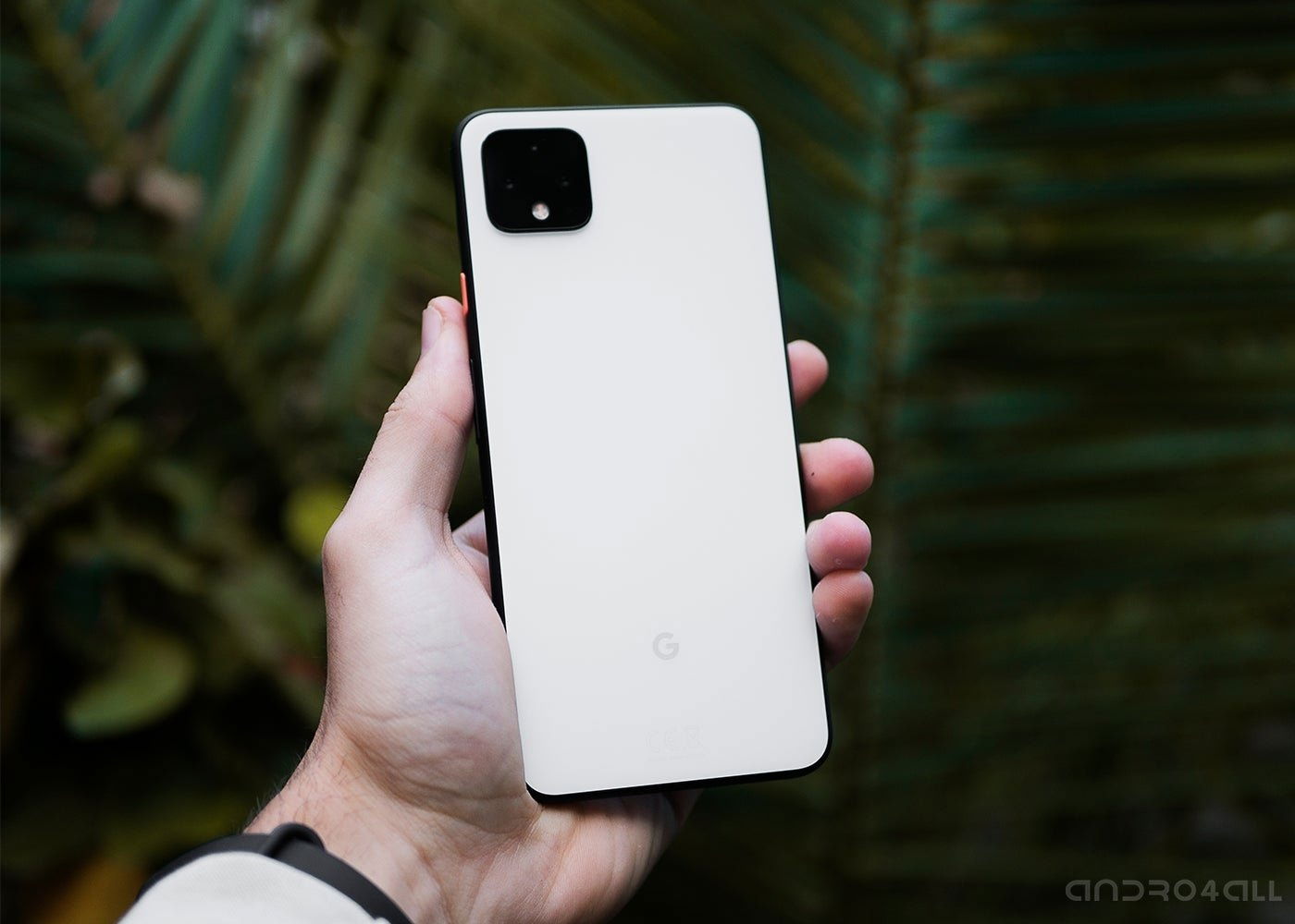 Google Pixel 4 XL, trasera en color blanco con boton naranja