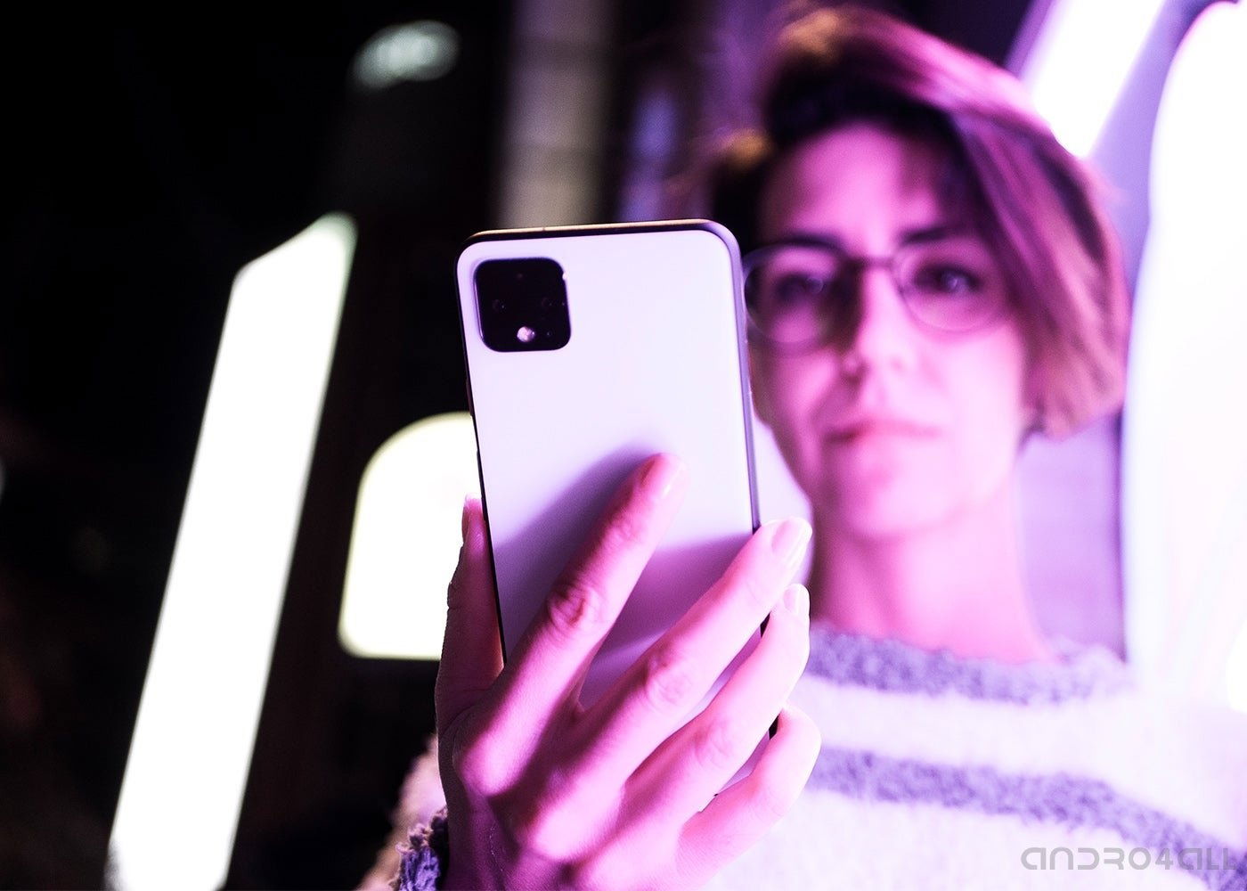 Google Pixel 4 blanco, trasera de noche