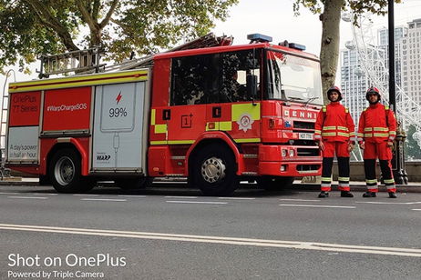 OnePlus acaba de lanzar una hilarante campaña publicitaria en Londres: si ves a unos bomberos con un cable gigante, no te asustes OnePlus acaba de lanzar una hilarante campaña publicitaria en Londres: si ves a unos bomberos con un cable gigante, no te asustes