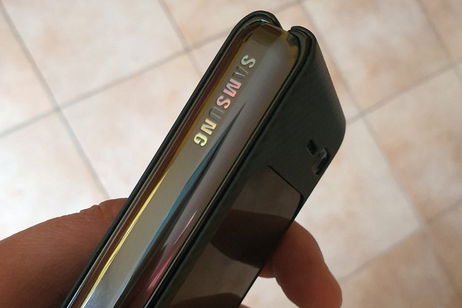 Las letras de "Samsung" se despegan del Galaxy Fold, ¿un nuevo fuego que apagar para Samsung? Las letras de "Samsung" se despegan del Galaxy Fold, ¿un nuevo fuego que apagar para Samsung?