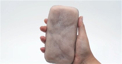 Si eres sensible no mires: conoce la primera funda de móvil de piel humana sintética