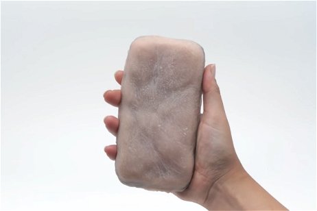 Si eres sensible no mires: conoce la primera funda de móvil de piel humana sintética