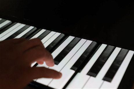 OnePlus tiene una curiosa forma de promocionar la pantalla del OnePlus 7T Pro: un piano hecho de móviles