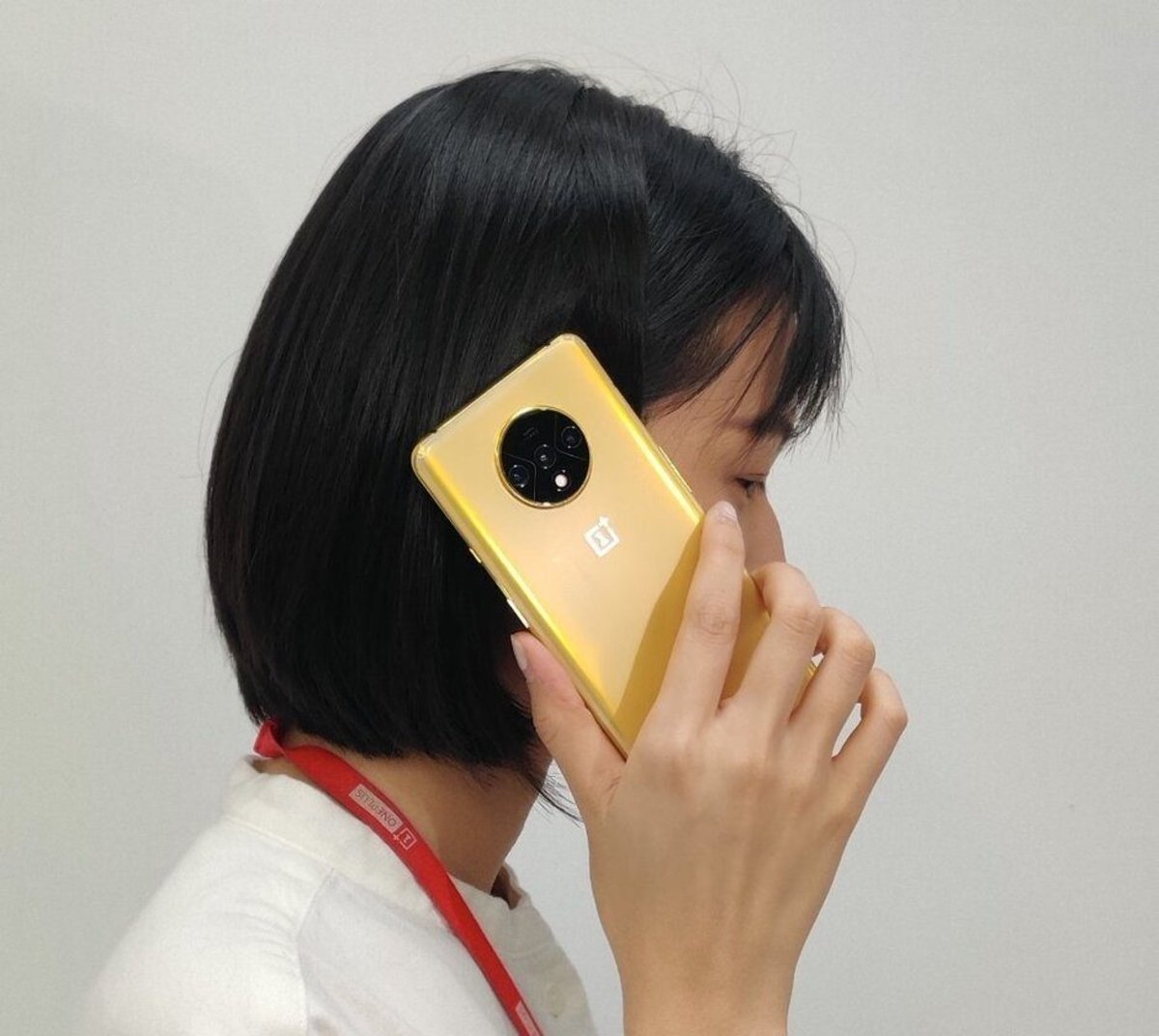 OnePlus 7T dorado en la mano