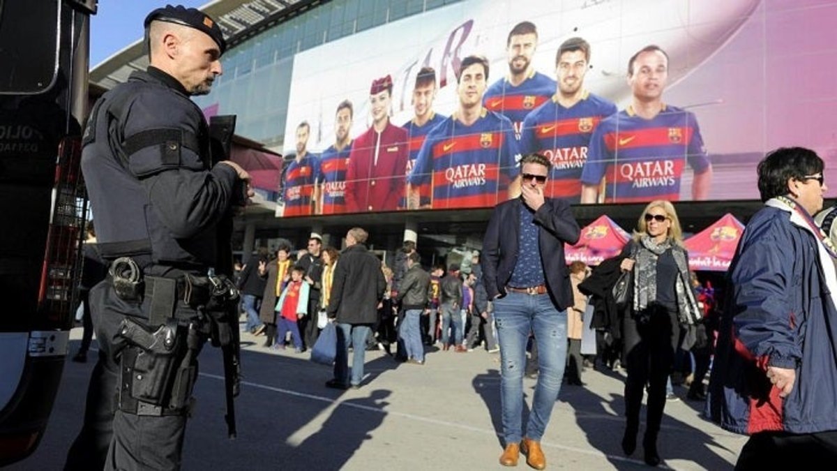 Un mosso vigila la entrada y salida de aficionados del Camp Nou