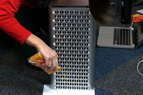 Sí, el Mac Pro puede usarse como rallador de queso y este vídeo lo demuestra Sí, el Mac Pro puede usarse como rallador de queso y este vídeo lo demuestra