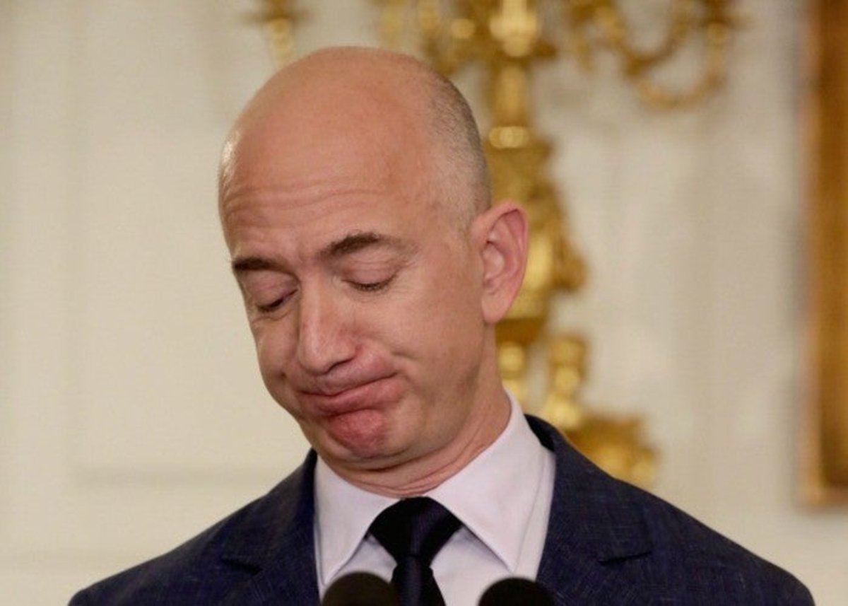 Jeff Bezos muy triste