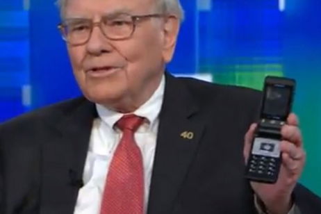Después de invertir miles de millones de dólares en Apple, Warren Buffett cambiará su viejo Samsung de 2010 por un iPhone Después de invertir miles de millones de dólares en Apple, Warren Buffett cambiará su viejo Samsung de 2010 por un iPhone