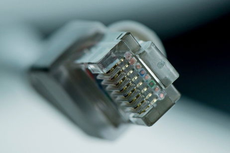 Trabajo desde casa, ¿necesito conectarme al router con cable para que el Internet vaya más rápido?