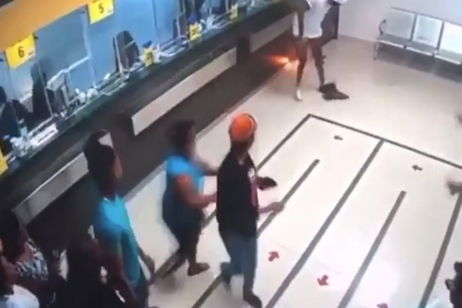 Un vídeo capta el momento exacto en el que un móvil explota en el bolsillo de su dueño Un vídeo capta el momento exacto en el que un móvil explota en el bolsillo de su dueño