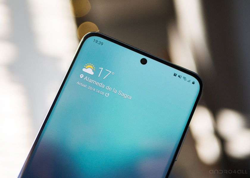 Agujero en pantalla del Galaxy S20