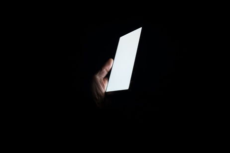 Estás pasando más tiempo con tu móvil: así puedes ajustar la luz azul que recibes Estás pasando más tiempo con tu móvil: así puedes ajustar la luz azul que recibes