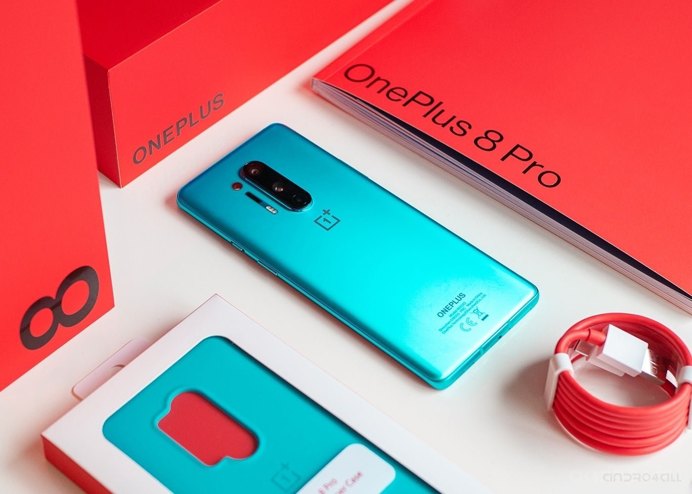 OnePlus 8 Pro con accesorios