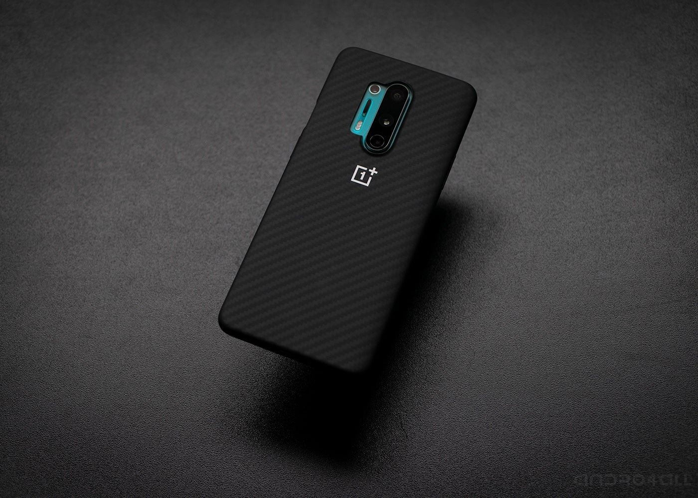 OnePlus 8 Pro con funda