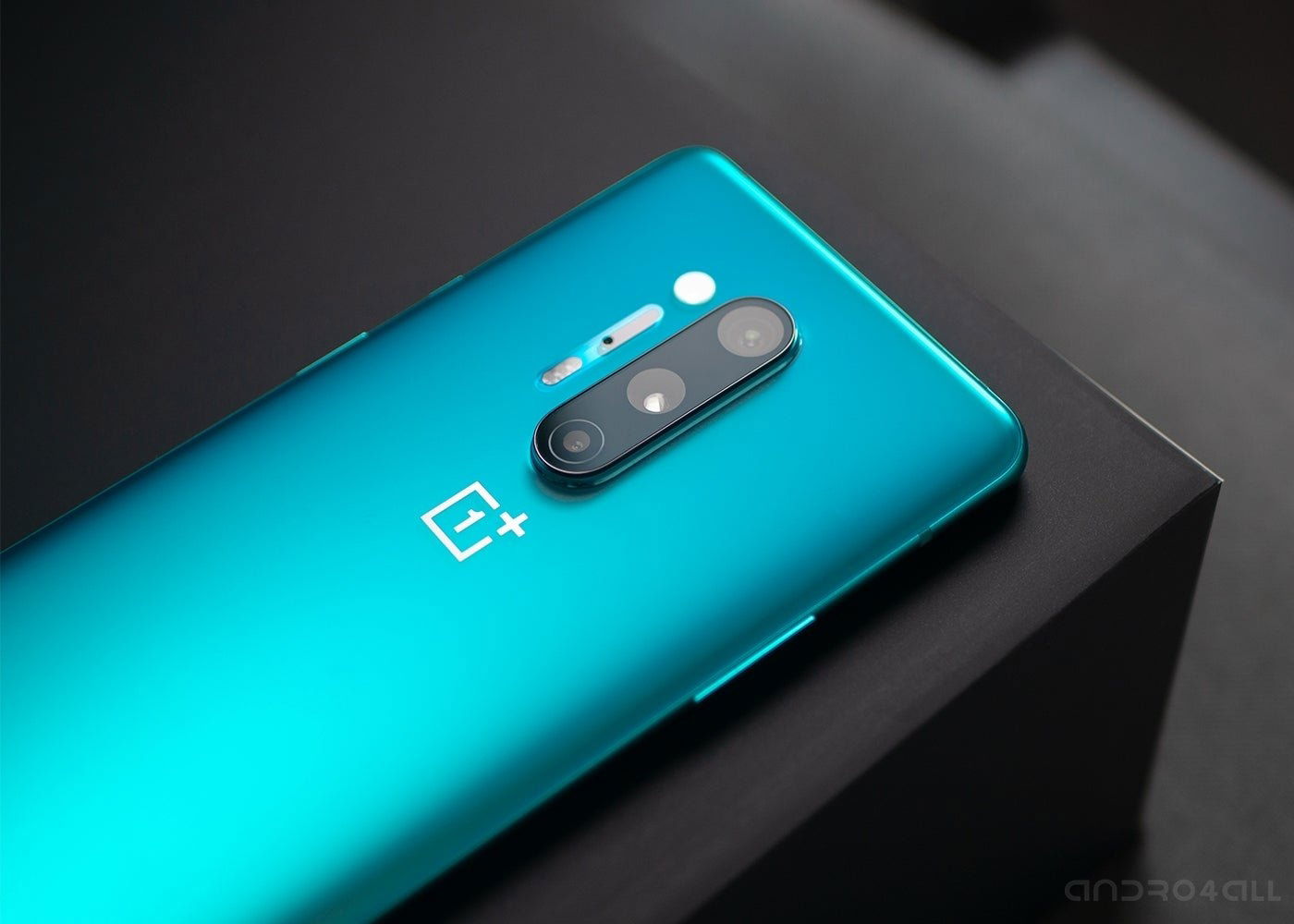 OnePlus 8 Pro en color azul, camaras