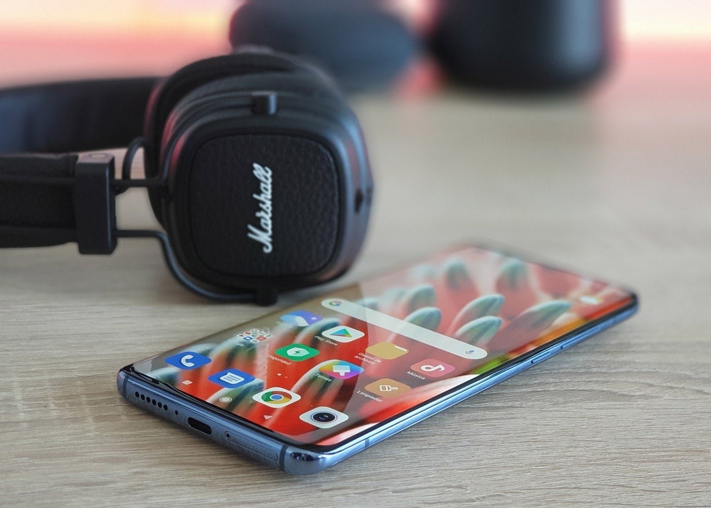 Xiaomi Mi 10 y los auriculares Marshall Major 3 Bluetooth