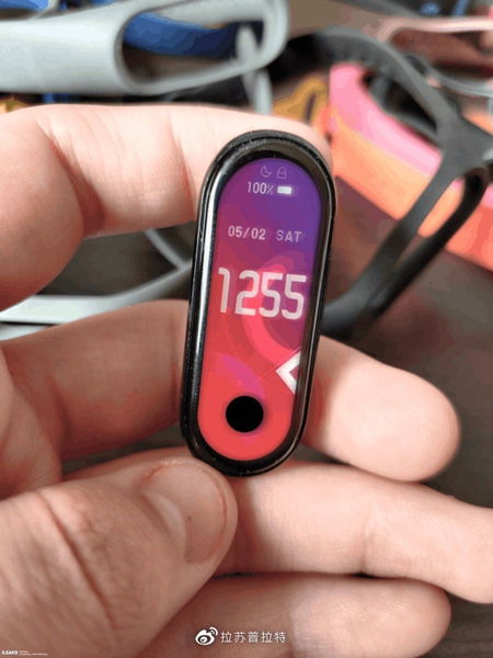 ¿Una Xiaomi Mi Band 5 con agujero en pantalla? La explicación para este discutible diseño filtrado