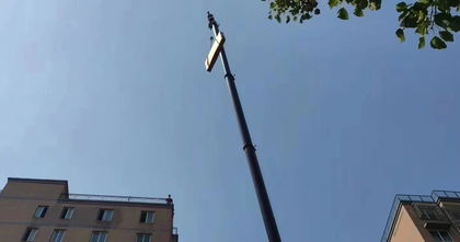 La titánica tarea de instalar la tele de 100 pulgadas de Xiaomi (incluye grúa) La titánica tarea de instalar la tele de 100 pulgadas de Xiaomi (incluye grúa)