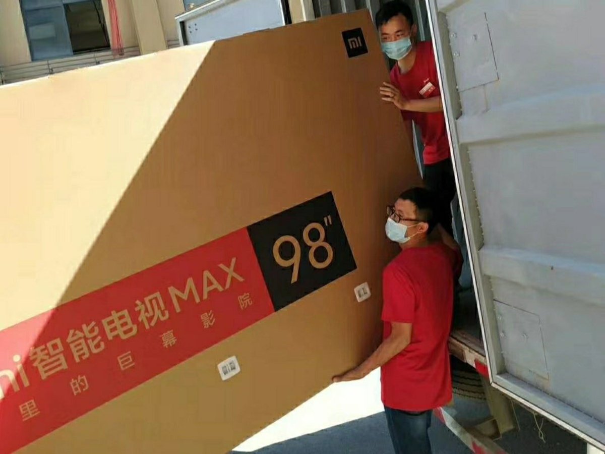 La titánica tarea de instalar la tele de 100 pulgadas de Xiaomi (incluye grúa)