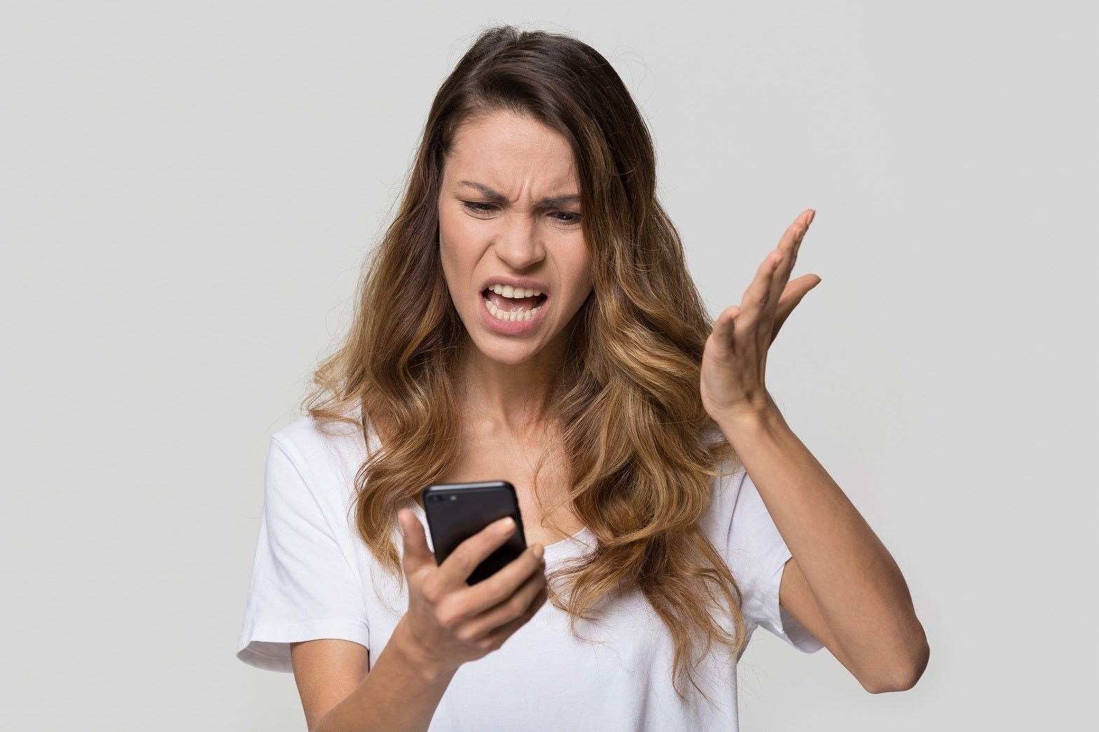Mujer frustrada mirando su móvil