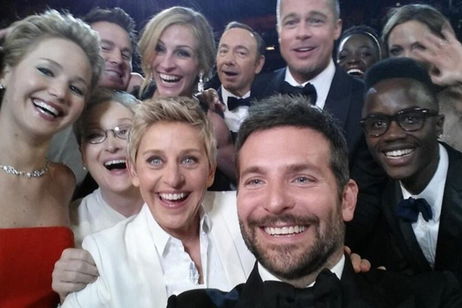 Apple ha patentado un software de lo más curioso que permite hacer selfies grupales a distancia Apple ha patentado un software de lo más curioso que permite hacer selfies grupales a distancia