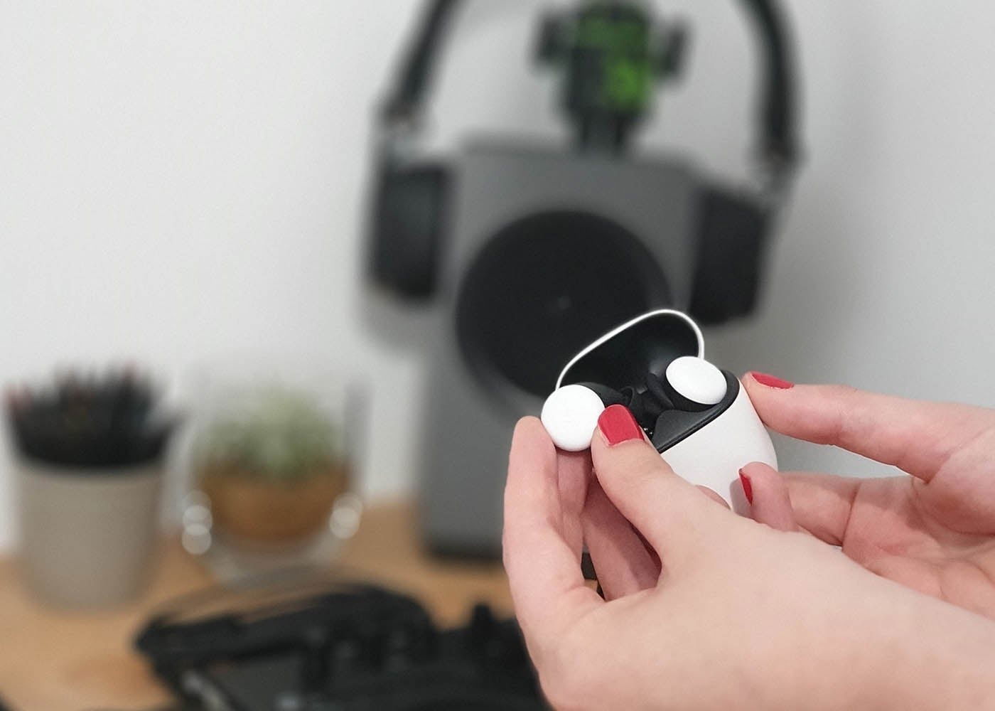 Google Pixel Buds - Paquete de auriculares inalámbricos Bluetooth con  estuche de carga portátil (negro)